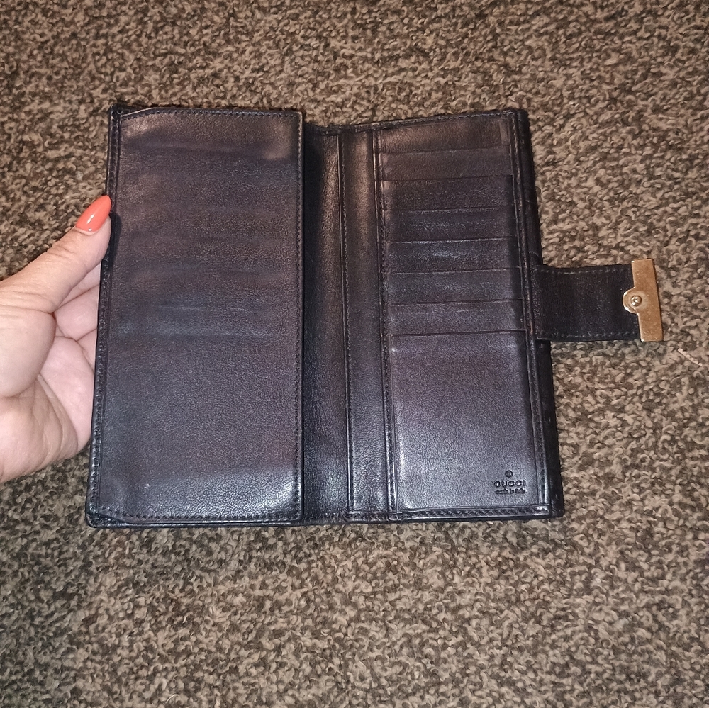Gucci Black Leather Wallet with Embossed Logo - Picture 4 of 14